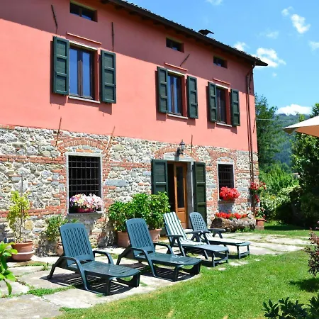 Tuscan Farmhouse In Castiglione Di Garfagnana With Garden
